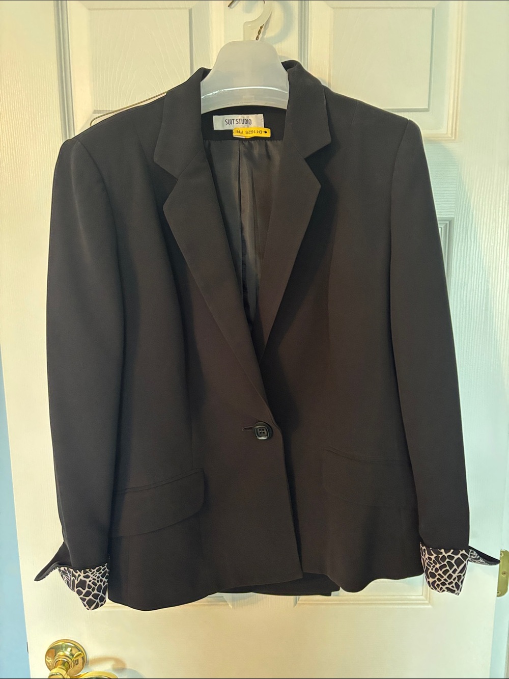 Suit Studio Women’s Pant Suit. Single-Button Blazer with Patterned Cuff